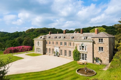 Lostwithiel Manor - Nine Bedroom Villa, Sleeps 18