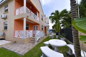 Outdoor dining - Best E Villas Providence (Providence)