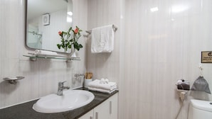 Bathroom - Golden Legend Diamond Hotel (Hanoi)