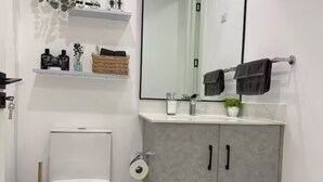Apartamento, balcón | Baño