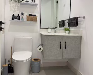 Bathroom - 1BR Premium Apartments Nitram (Kingston)