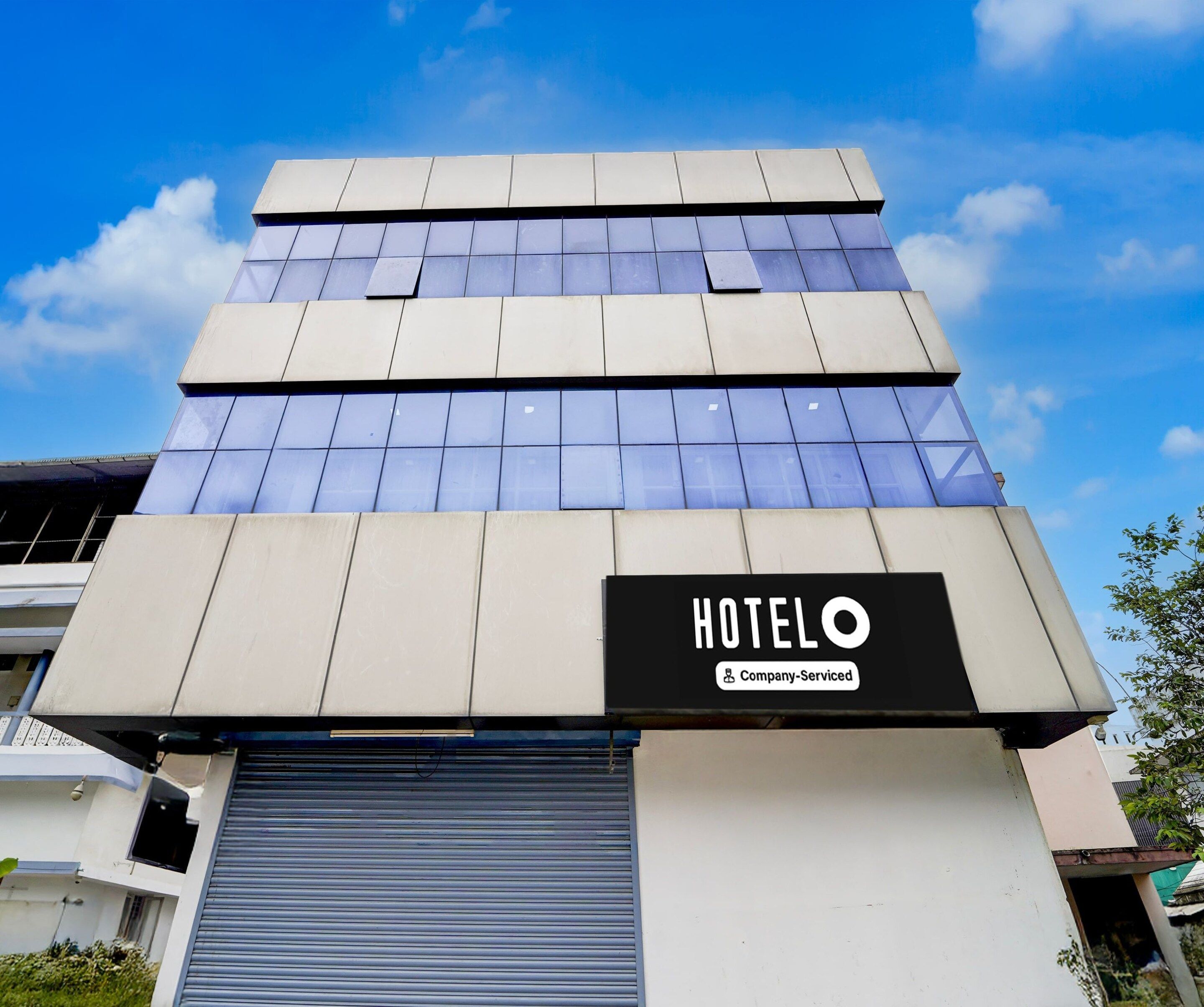 A hotel with a sign indicating it is company-serviced.