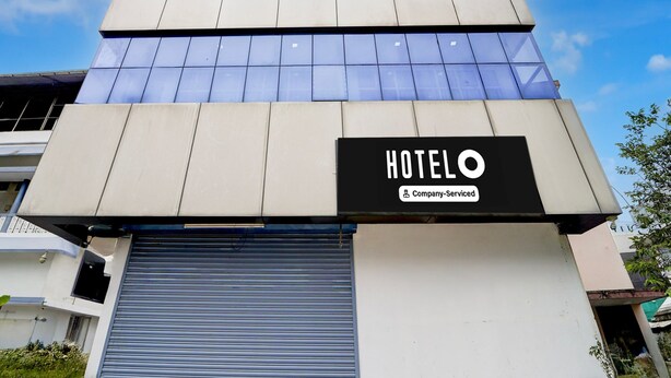 Een hotel met een bord dat aanwijst dat het bedrijfsservice biedt.