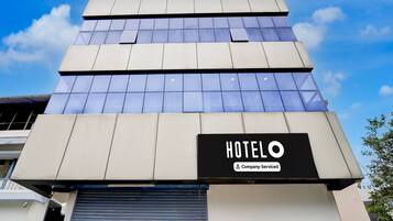 A hotel with a sign indicating it is company-serviced.