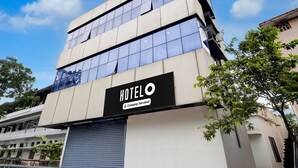 Een meerhoog gebouw met een bord waarop staat dat het een hotel is.