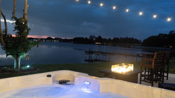 Outdoor spa tub - Luxury Lakefront Cottage - Private Hot Tub -Stunning Sunset Views near UCF (Orlando)