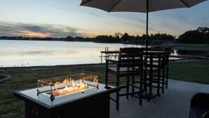 Outdoor dining - Luxury Lakefront Cottage - Private Hot Tub -Stunning Sunset Views near UCF (Orlando)