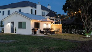 Exterior - Luxury Lakefront Cottage - Private Hot Tub -Stunning Sunset Views near UCF (Orlando)