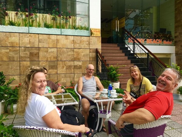 Outdoor dining - Sunny Beach Hotel (Da Nang Municipality)