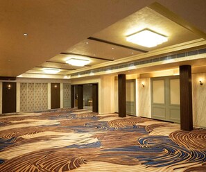A spacious hall with patterned carpet, recessed lighting, and a high ceiling. - Executive Room Checkin Amritsar (Amritsar)