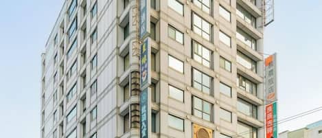 Un hôtel à plusieurs étages, dont l’enseigne « Moët & Chandon » est bien visible au rez-de-chaussée.