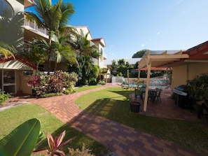 Outdoor dining - Jubilee Views Holiday Apartments (Gold Coast)