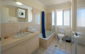 Bathroom - Jubilee Views Holiday Apartments (Gold Coast)
