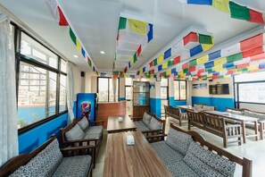 Dining - Famous House Kathmandu Youth Hostel (Kathmandu)