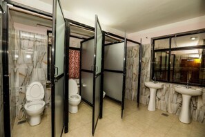 Bathroom - Famous House Kathmandu Youth Hostel (Kathmandu)