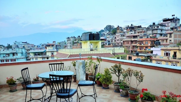 Outdoor dining - Famous House Kathmandu Youth Hostel (Kathmandu)