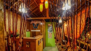 Ein gemütliches Interieur mit einer Rezeption, Holzwänden und hängenden Dekorationen.