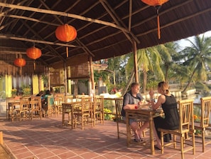 Outdoor dining - Ferry Homestay (Da Nang Municipality)