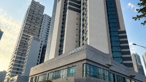 Exterior - 넓고 쾌적한 프리미엄 숙소! 가족여행 및 장기단기 환영
해운대해변 도보 5분, 해운대전통시장 도보 3분,해운대역 및 버스 정거장 도보 1분 위치 (해운대구)