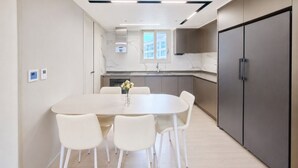 Dining - 넓고 쾌적한 프리미엄 숙소! 가족여행 및 장기단기 환영
해운대해변 도보 5분, 해운대전통시장 도보 3분,해운대역 및 버스 정거장 도보 1분 위치 (해운대구)