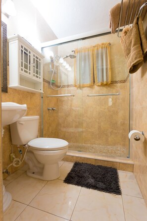 Bathroom - Casa Alexandria Guest Apartment (Kingston)