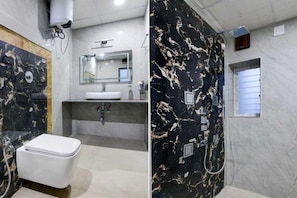 Ein Badezimmer mit Toilette, Waschbecken und Duschbereich.