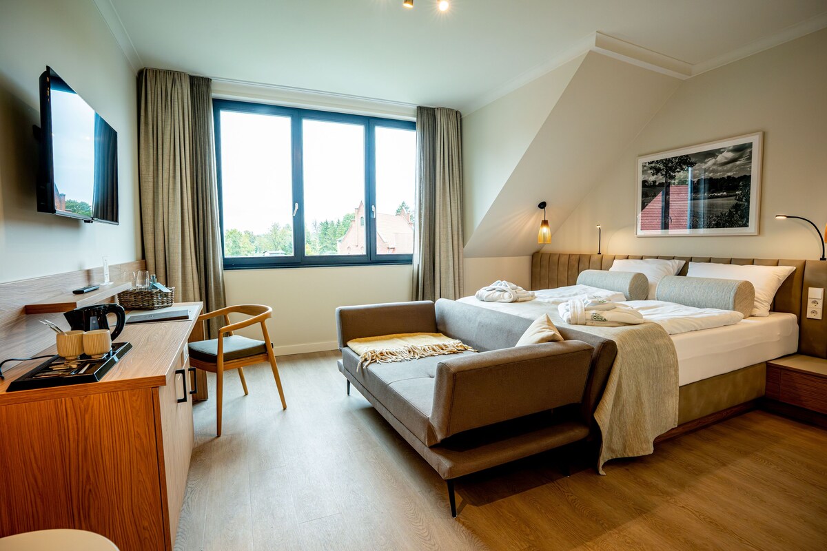 Chambre Confort double, vue sur le jardin | Coffre-fort, bureau, espace de travail pour ordinateurs portables