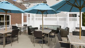 Outdoor dining - Residence Inn by Marriott Madison East (Madison)