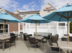 Outdoor dining - Residence Inn by Marriott Madison East (Madison)