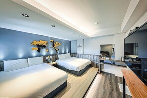 Habitació d'hotel moderna amb dos llits, un escriptori, un mirall i un mapa del món a la paret.