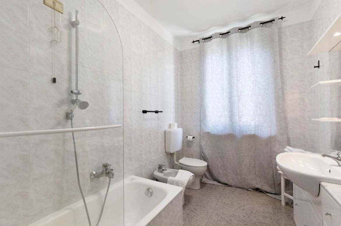 Un baño con bañera, inodoro y cabina de ducha.