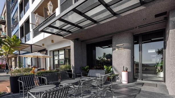 Outdoor dining - Seawall Inn (Hengchun)