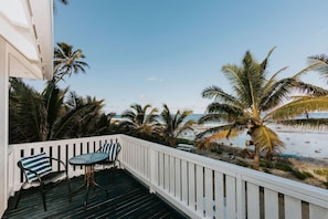 Outdoor dining - Sunrise Beach Bungalows (Rarotonga)