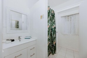 Bathroom - Sunrise Beach Bungalows (Rarotonga)