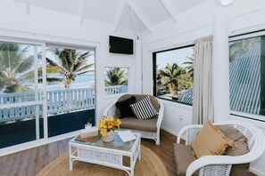 Living area - Sunrise Beach Bungalows (Rarotonga)