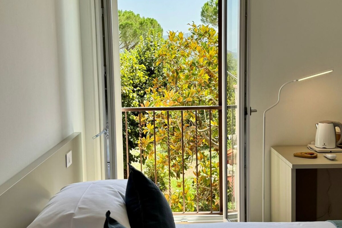Habitación cuádruple, vista al jardín | Escritorio, espacio para trabajar con laptop y wifi gratis 