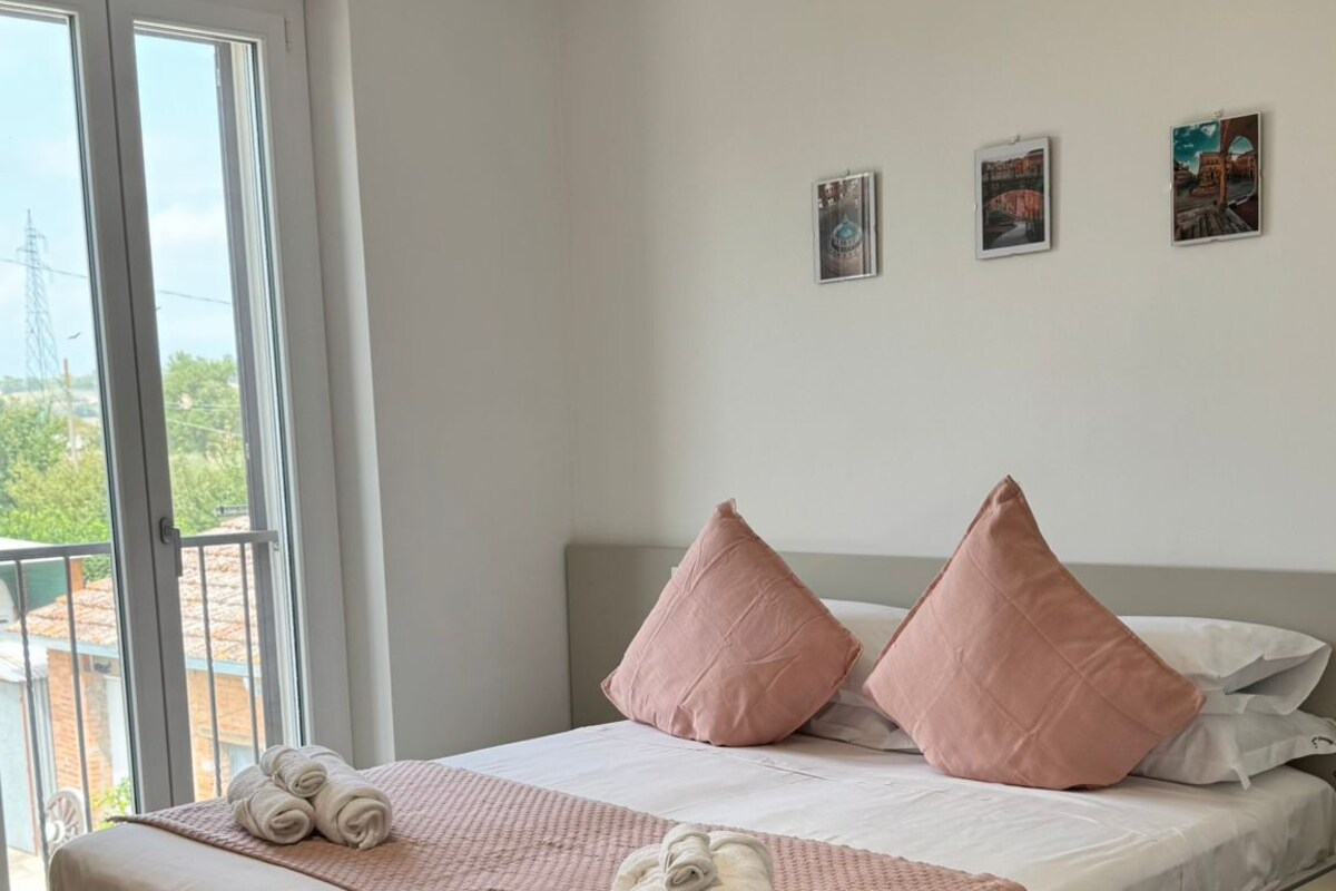 Habitación triple, vista al jardín | Escritorio, espacio para trabajar con laptop y wifi gratis 