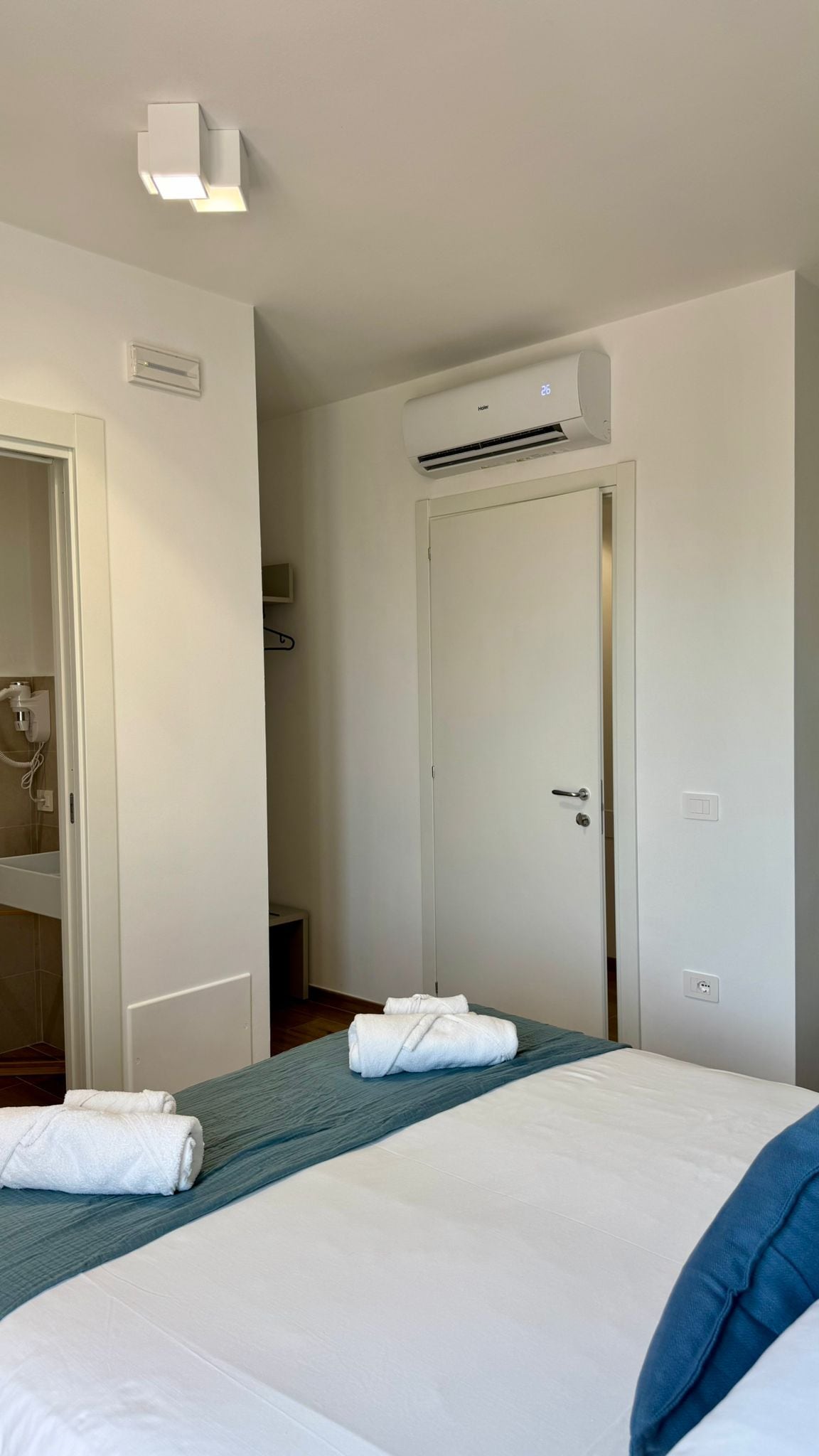 Ein Hotelzimmer mit Bett, Badezimmer und Klimaanlage.