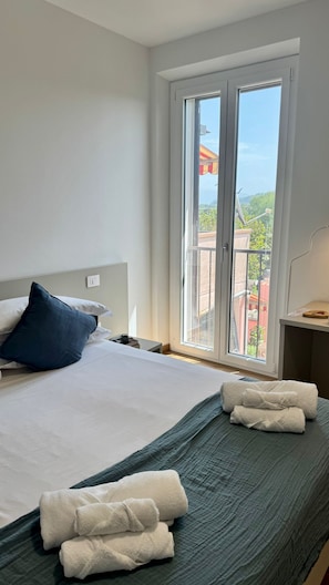 Habitación cuádruple, vista al jardín | Escritorio, espacio para trabajar con laptop y wifi gratis 