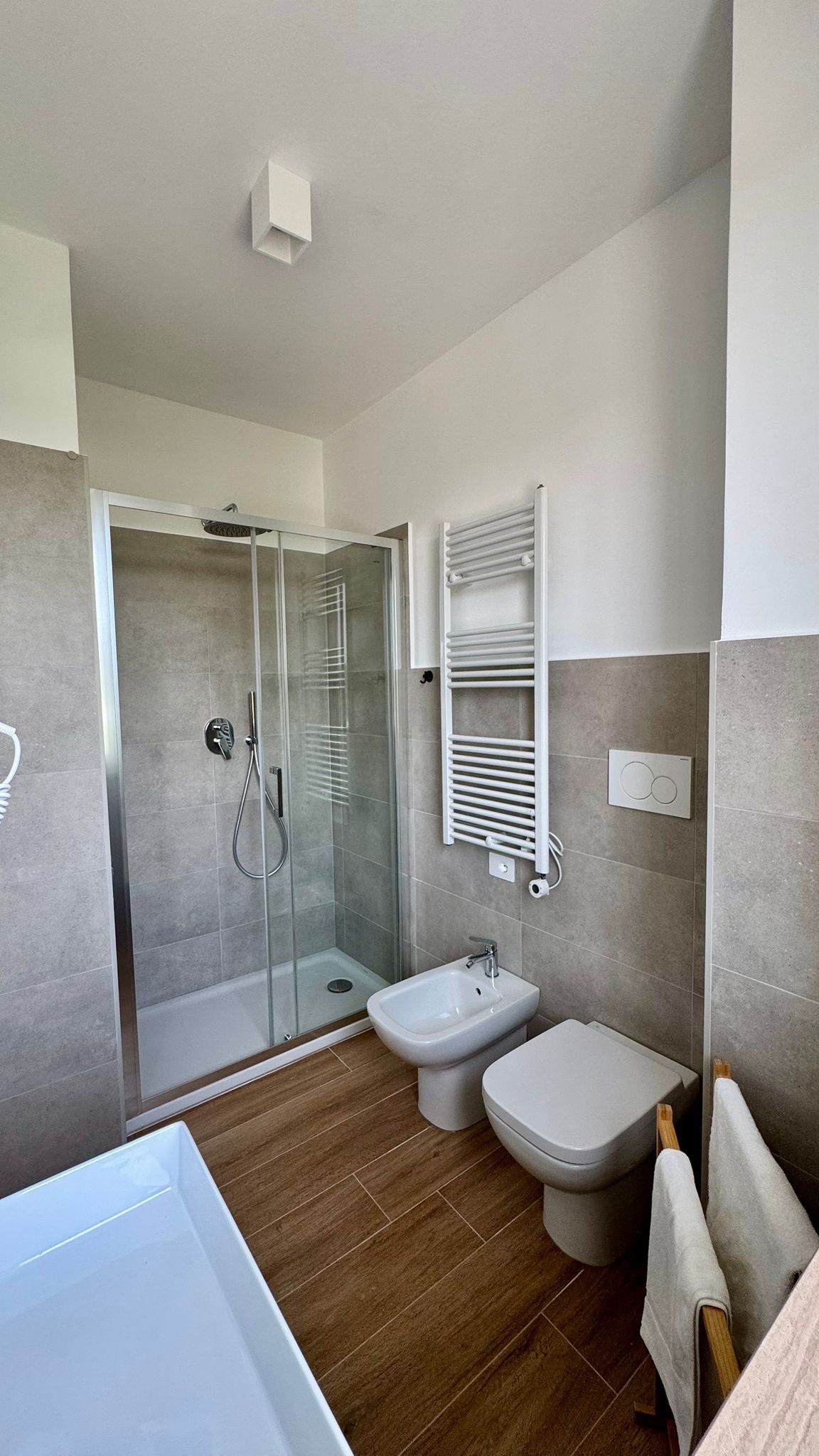 Habitación triple, vista al jardín | Baño