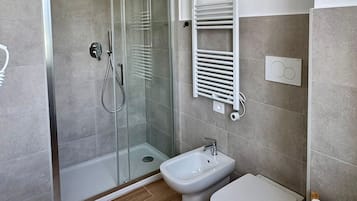 Habitación triple, vista al jardín | Baño