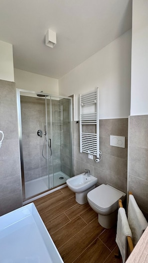 Habitación triple, vista al jardín | Baño | Regadera, secadora de cabello, toallas, jabón 