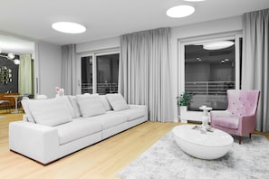 Smart TV - Top-Floor Penthouse / Skyline Views / Steps from Old Town (Wrocław)