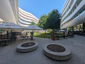 Outdoor dining - Top-Floor Penthouse / Skyline Views / Steps from Old Town (Wrocław)