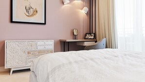 Tabla de planchar con plancha, wifi gratis, ropa de cama