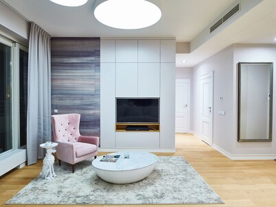 Top-Floor Penthouse / Skyline Views / Steps from Old Town
