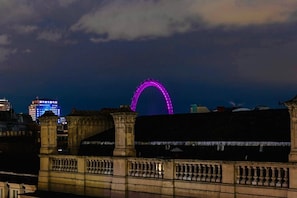 A historic building with a prominent archway and a large Ferris wheel in the background. - Beautiful 3-Bedroom Home with 2 Bathrooms in London (London)