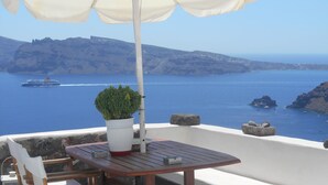 Outdoor dining - Rimida Villas (Santorini)