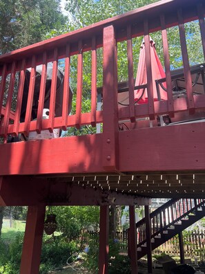 A red wooden structure with a staircase. - Cozy 1-bedroom house in perfect Manassas with AC (Manassas)