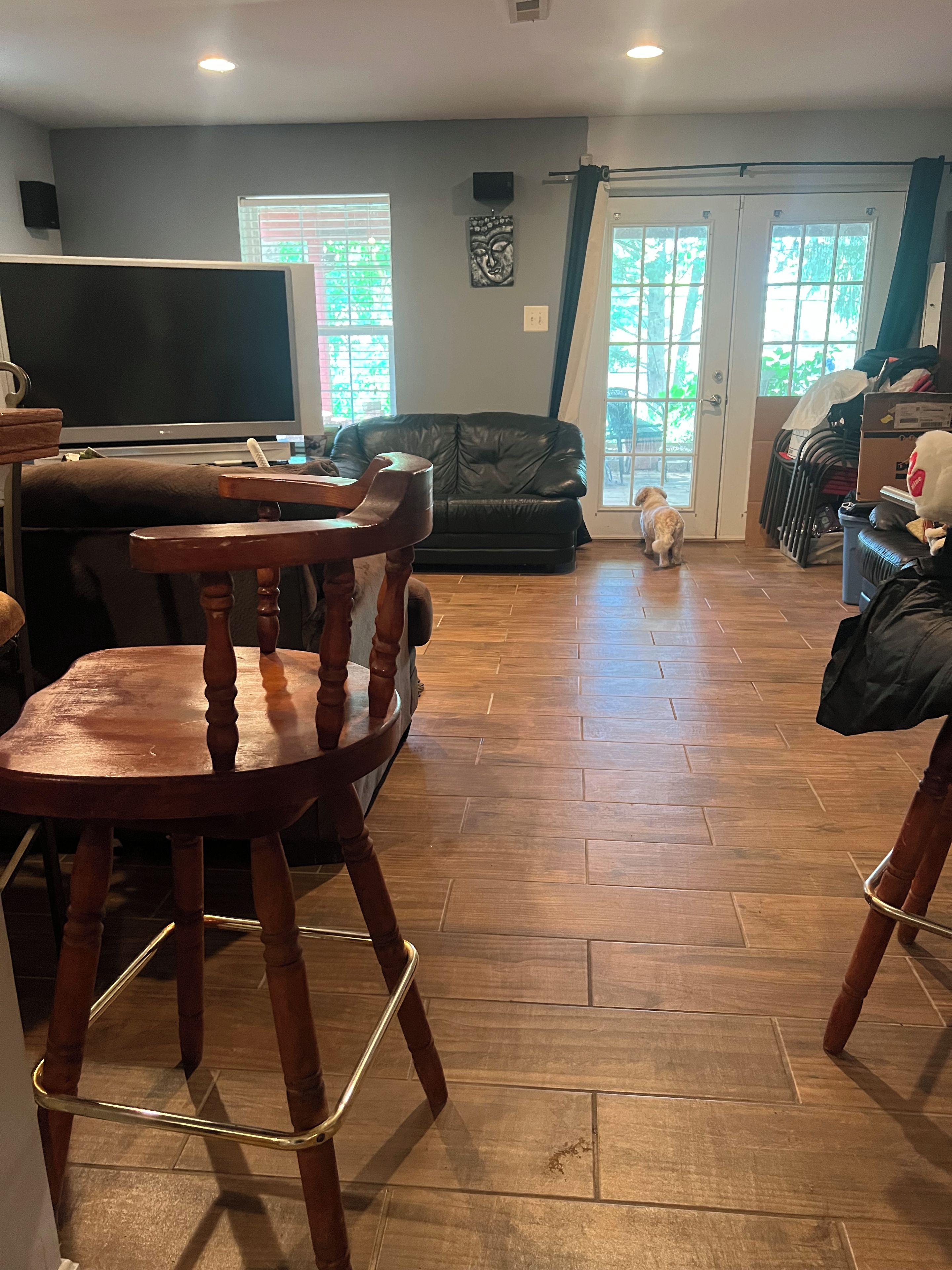 Un comedor con sillas de madera y un televisor.